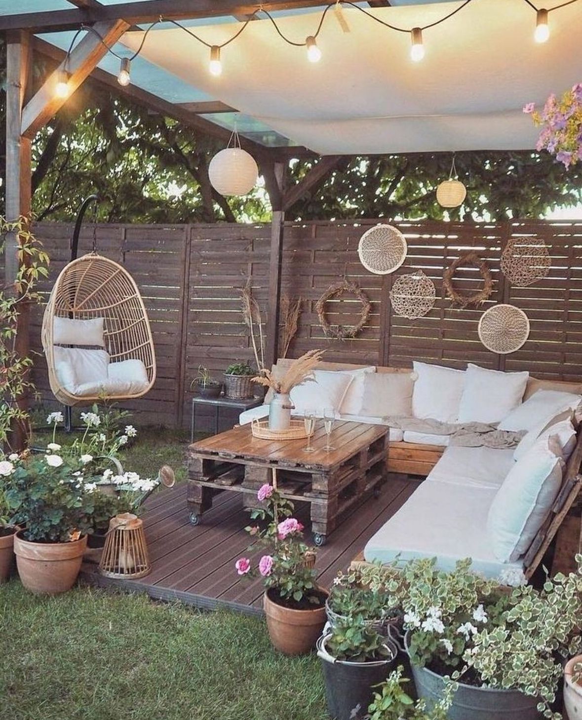 Vrei un plus de stil? Decorează-ți grădina cu mobilier din produse naturale!