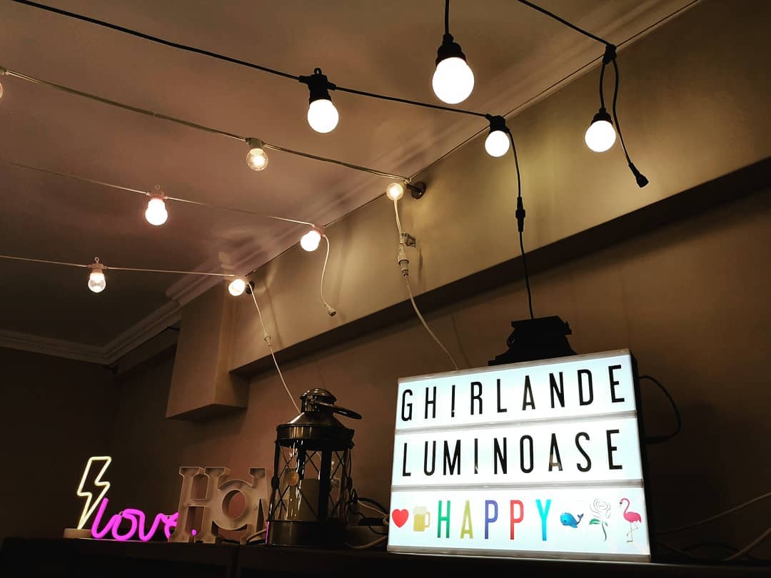 6 moduri in care putem prinde ghirlandele luminoase