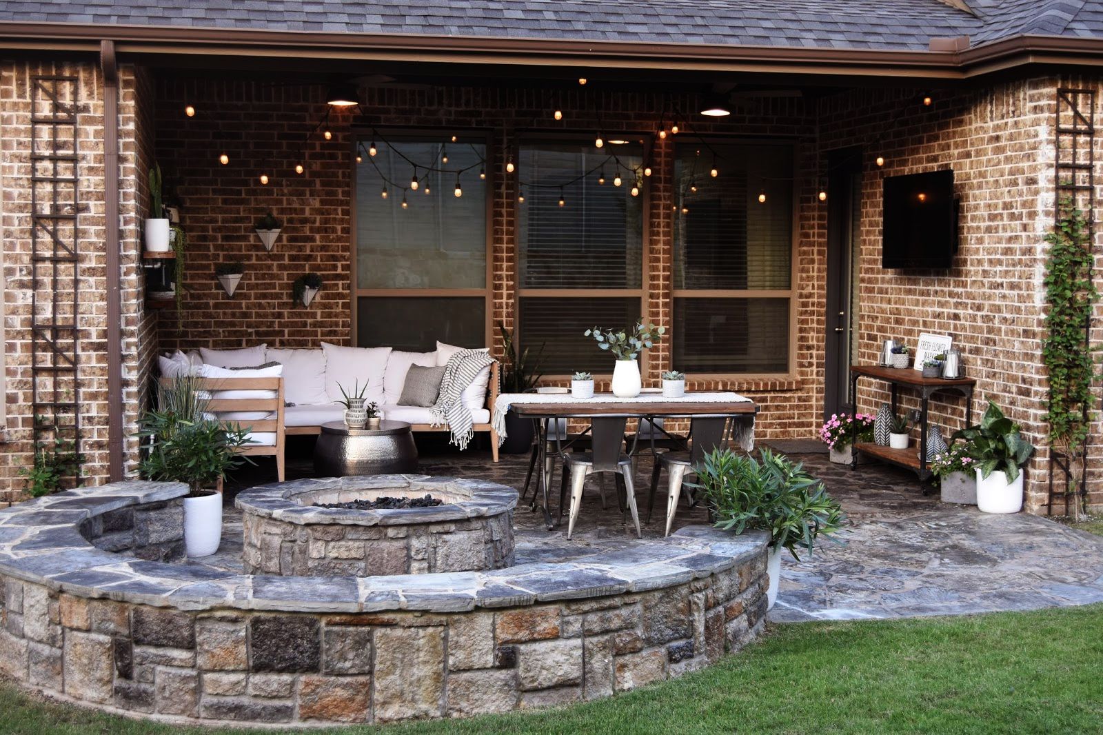 Cate modele de ghirlande luminoase, atatea idei pentru decor exterior