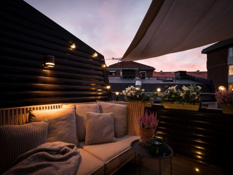 Obțineți un decor exterior de vis, cu ajutorul a câteva ghirlande luminoase