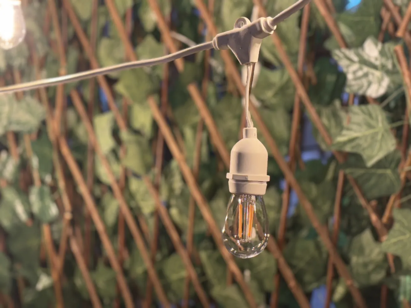 Ghirlandă Luminoasă 105M cu 168 Becuri Bec 4 LEDuri Filament, 4W, din Plastic, Dimabil, E27, S14, Lumina Foarte Calda, de Exterior, Cablu Alb cu Pendul de 10cm.