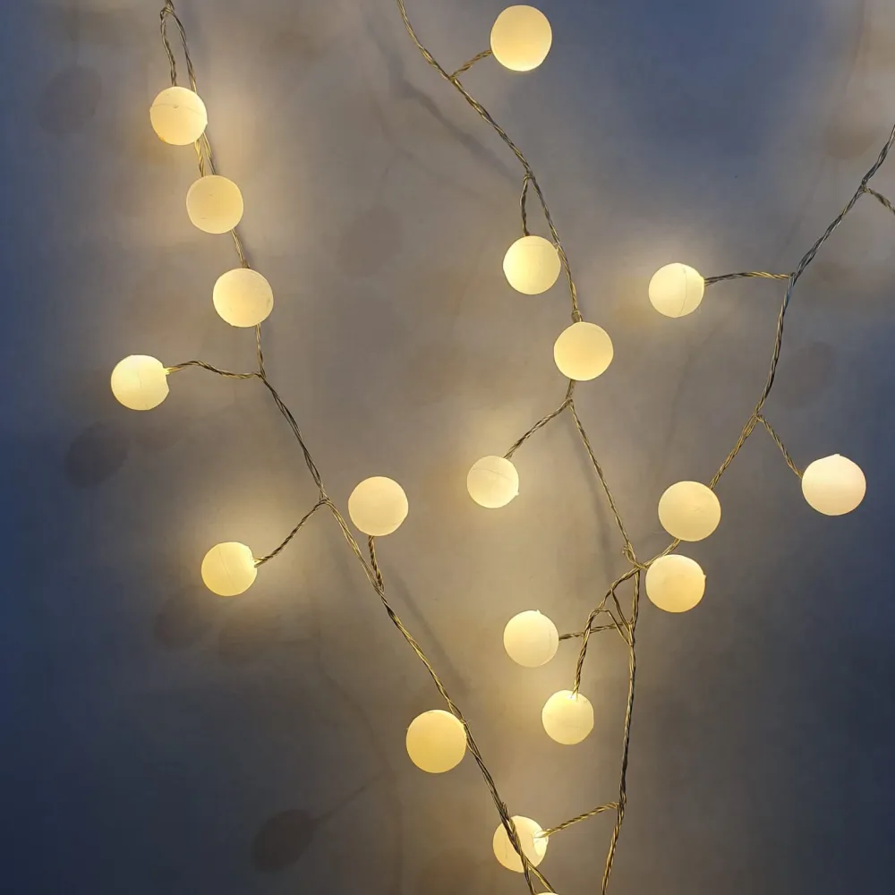 Perdea Luminoasa Decorativa 3.3M x 0.6M, 200 Bilute cu LEDuri, Cablu din Cupru Argintiu, Lumina Calda