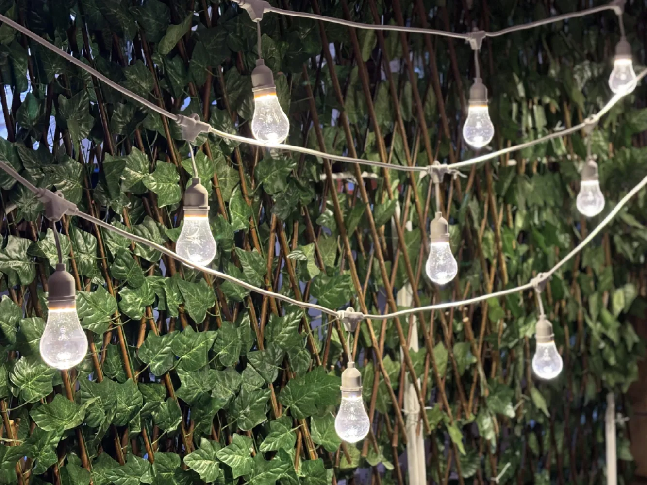 Ghirlandă Luminoasă 15M cu 30 Becuri Bec LED, 1.5W, din Plastic, Dimabil, E27, A60, Lumina Naturala, de Exterior, Cablu Alb cu Pendul de 10cm.