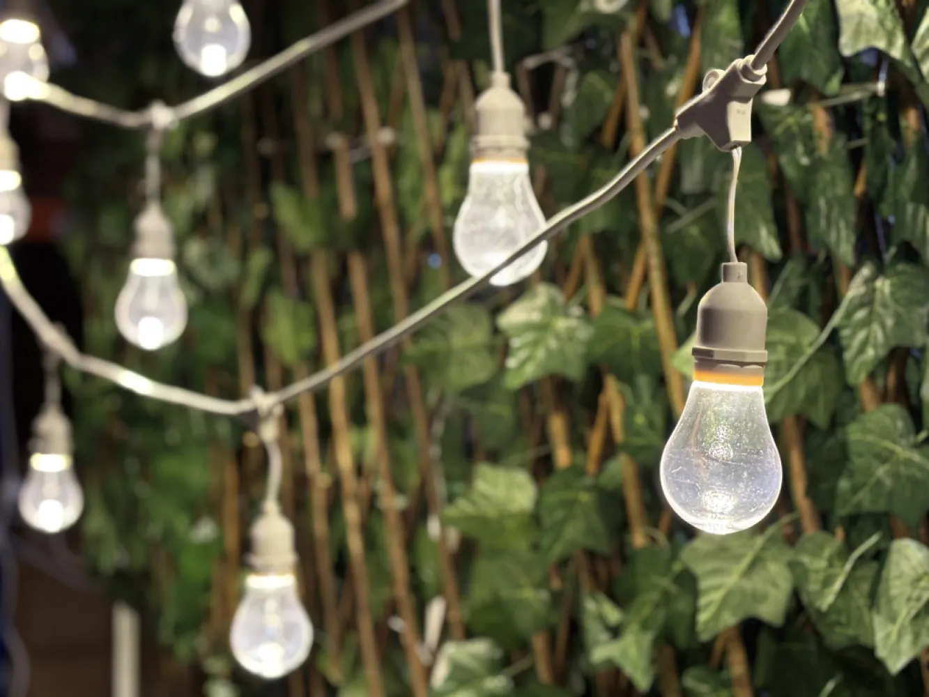 Ghirlandă Luminoasă 15M cu 30 Becuri Bec LED, 1.5W, din Plastic, Dimabil, E27, A60, Lumina Naturala, de Exterior, Cablu Alb cu Pendul de 10cm.
