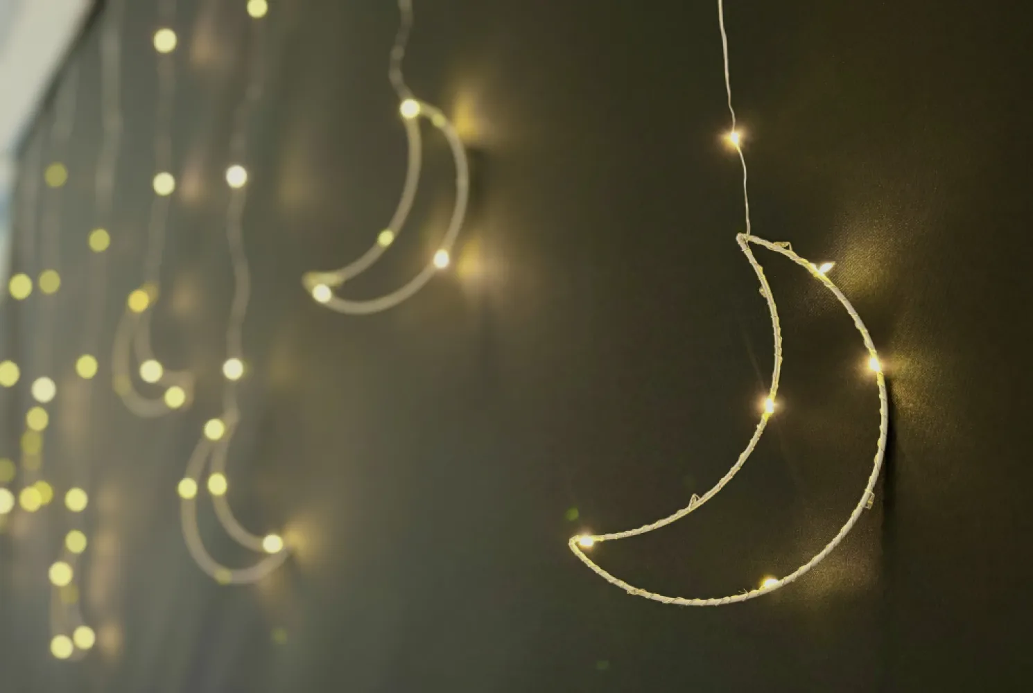 Ghirlanda Luminoasa Decorativa 2.5M cu Semilune si miniLEDuri, 8 Programe, Lumina Calda, Conectabila 10M, de Exterior