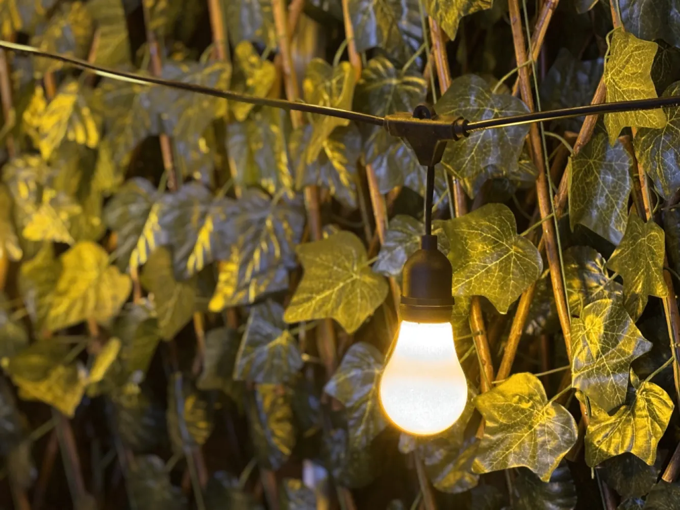 Ghirlandă Luminoasă 165M cu 264 Becuri Bec LED Alb Mat, 3W, din Plastic, Dimabil, E27, A60, Lumina Foarte Calda, de Exterior, Cablu Negru cu Pendul de 10cm.
