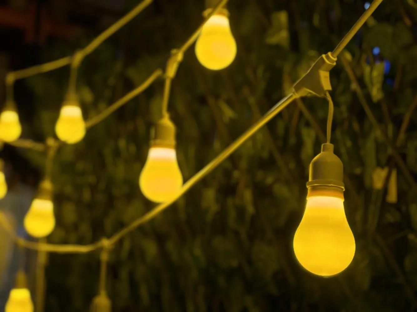 Ghirlandă Luminoasă 30M cu 30 Becuri Bec LED Alb Mat, 3W, din Plastic, Dimabil, E27, A60, Lumina Foarte Calda, de Exterior, Cablu Alb cu Pendul de 10cm.