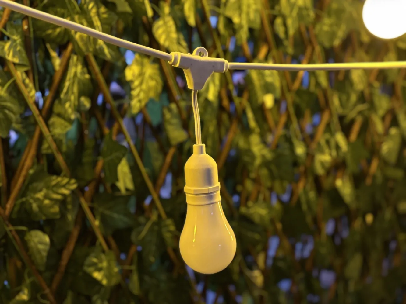 Ghirlandă Luminoasă 135M cu 216 Becuri Bec LED Alb Mat, 3W, din Plastic, Dimabil, E27, A60, Lumina Foarte Calda, de Exterior, Cablu Alb cu Pendul de 10cm.