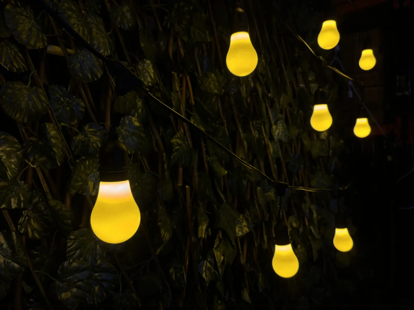 Ghirlandă Luminoasă 20M cu 40 Becuri Bec LED Alb Mat, 3W, din Plastic, Dimabil, E27, A60, Lumina Foarte Calda, de Exterior, Cablu Negru cu Pendul de 10cm.