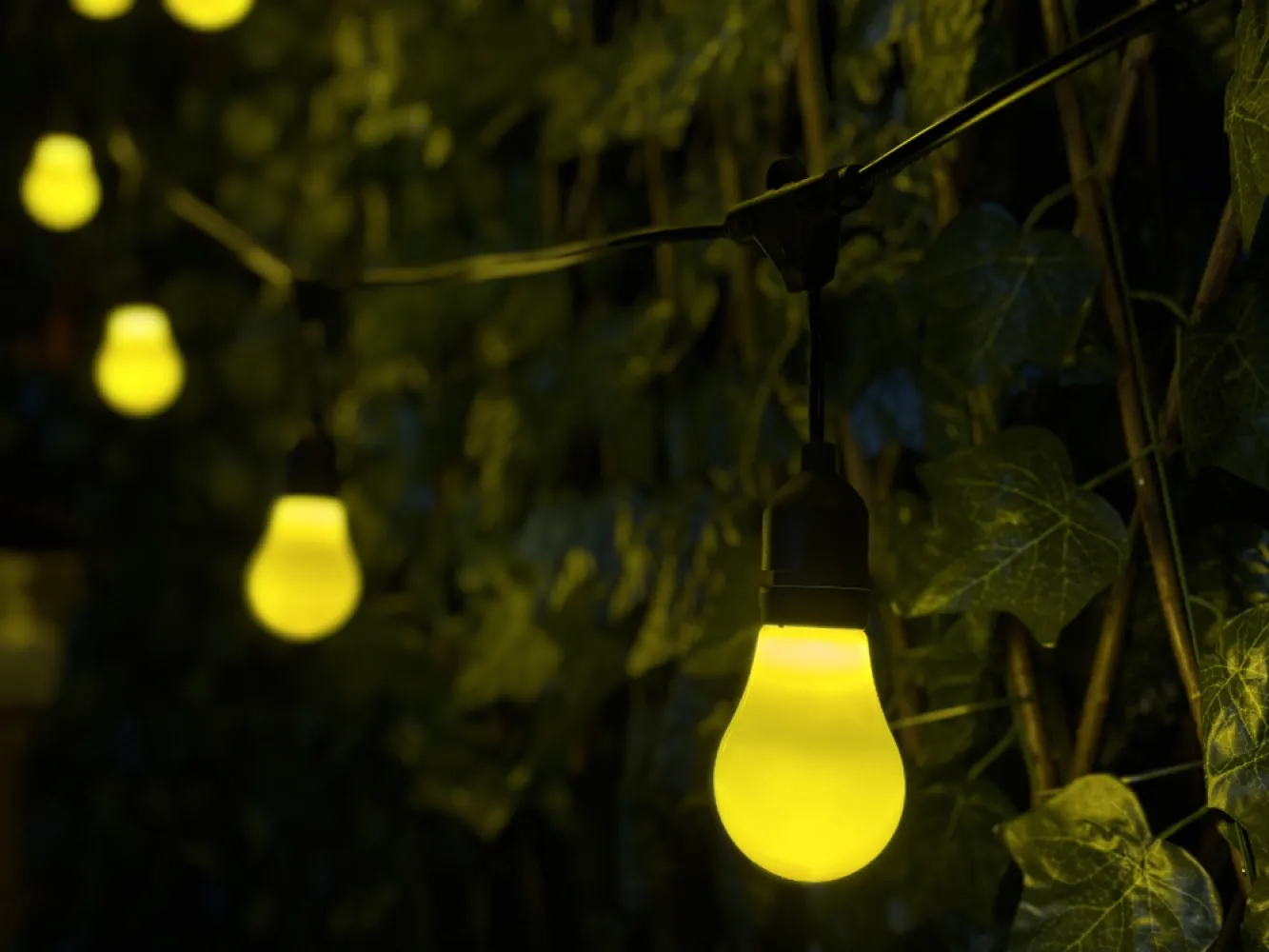 Ghirlandă Luminoasă 20M cu 40 Becuri Bec LED Alb Mat, 3W, din Plastic, Dimabil, E27, A60, Lumina Foarte Calda, de Exterior, Cablu Negru cu Pendul de 10cm.