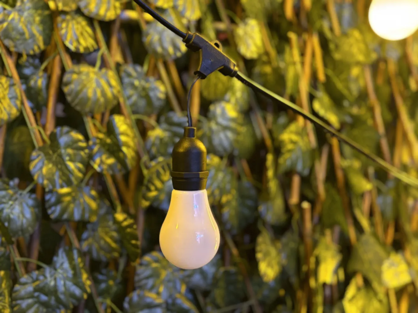 Ghirlandă Luminoasă 20M cu 40 Becuri Bec LED Alb Mat, 3W, din Plastic, Dimabil, E27, A60, Lumina Foarte Calda, de Exterior, Cablu Negru cu Pendul de 10cm.