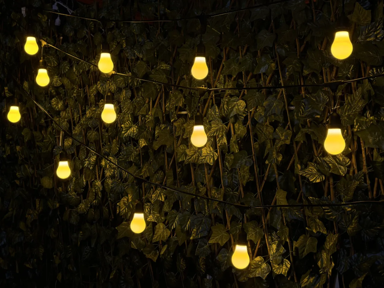 Ghirlandă Luminoasă 20M cu 40 Becuri Bec LED Alb Mat, 3W, din Plastic, Dimabil, E27, A60, Lumina Foarte Calda, de Exterior, Cablu Negru cu Pendul de 10cm.