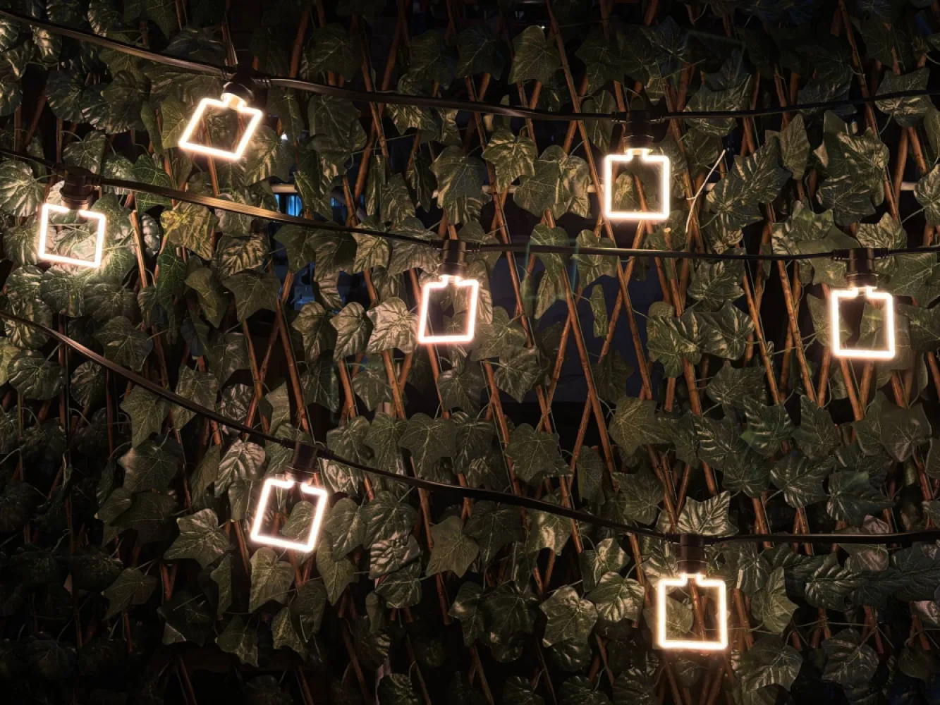 Bec LED cu Efect Neon 4W, din Plastic, Dimabil, E27, Patrat, Lumina Foarte Calda, de Exterior