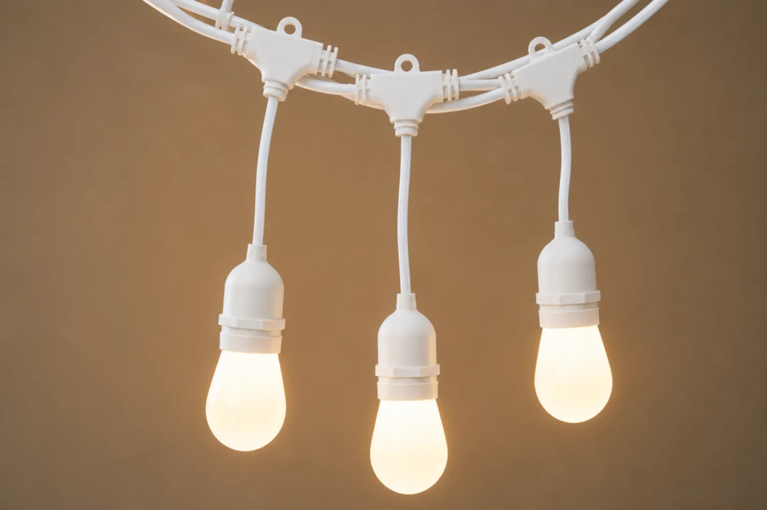 Ghirlandă Luminoasă 25M cu 50 Becuri Bec LED Alb Mat Para, 1W, Din Plastic, Dimabil, E27, S14, Lumina Calda, de Exterior, Cablu Alb cu Pendul de 10cm.