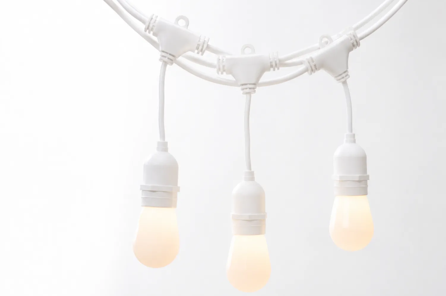 Ghirlandă Luminoasă 25M cu 50 Becuri Bec LED Alb Mat Para, 1W, Din Plastic, Dimabil, E27, S14, Lumina Calda, de Exterior, Cablu Alb cu Pendul de 10cm.