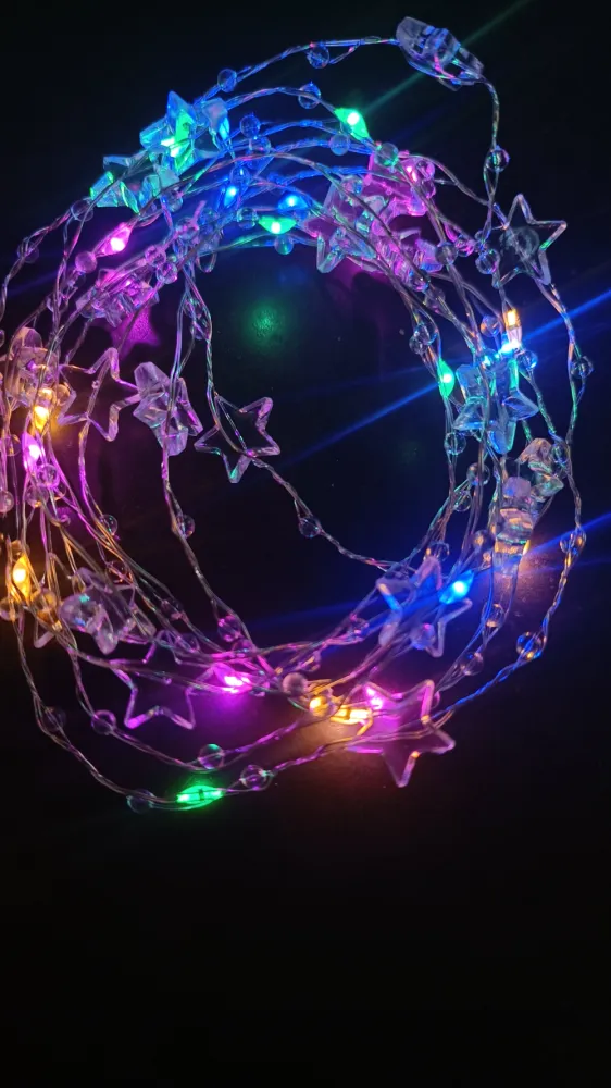 Ghirlanda Luminoasa Decorativa 2M cu 20 Stelute LED, Cablu Argintiu, Lumina RGB, 3 Moduri de Iluminare, cu Baterii Incluse