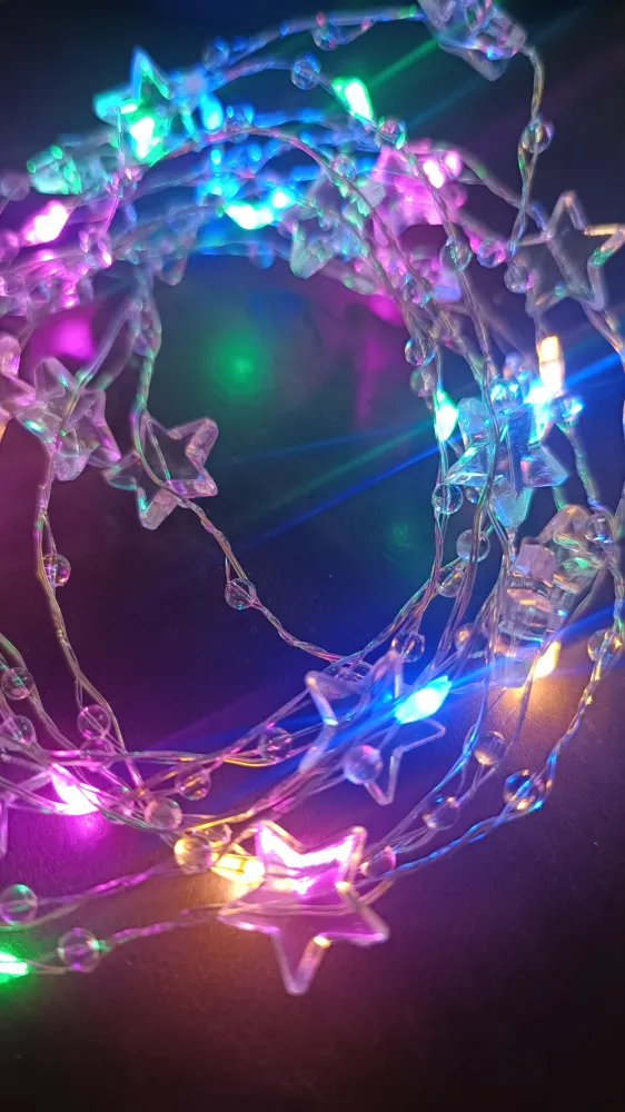 Ghirlanda Luminoasa Decorativa 2M cu 20 Stelute LED, Cablu Argintiu, Lumina RGB, 3 Moduri de Iluminare, cu Baterii Incluse