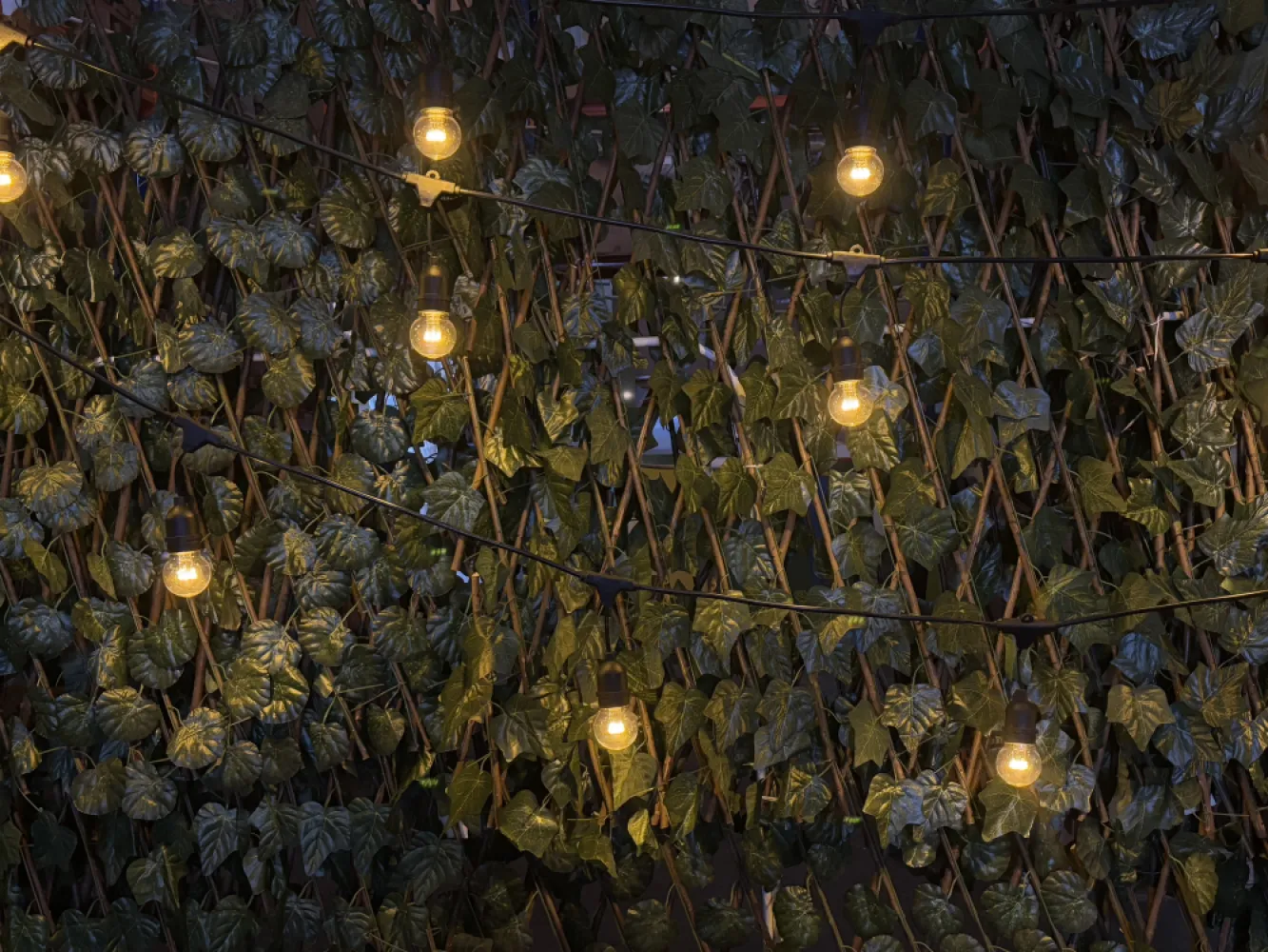 Ghirlanda Luminoasa 100M cu 200 Becuri, E27, 1W, Cablu Negru cu Pendul, Lumina Foarte Calda, de Exterior
