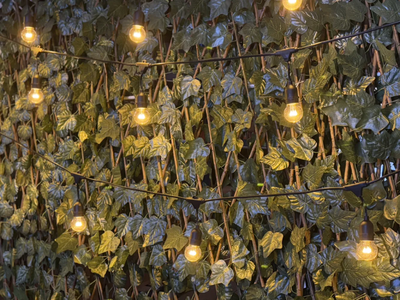 Ghirlanda Luminoasa 100M cu 200 Becuri, E27, 1W, Cablu Negru cu Pendul, Lumina Foarte Calda, de Exterior