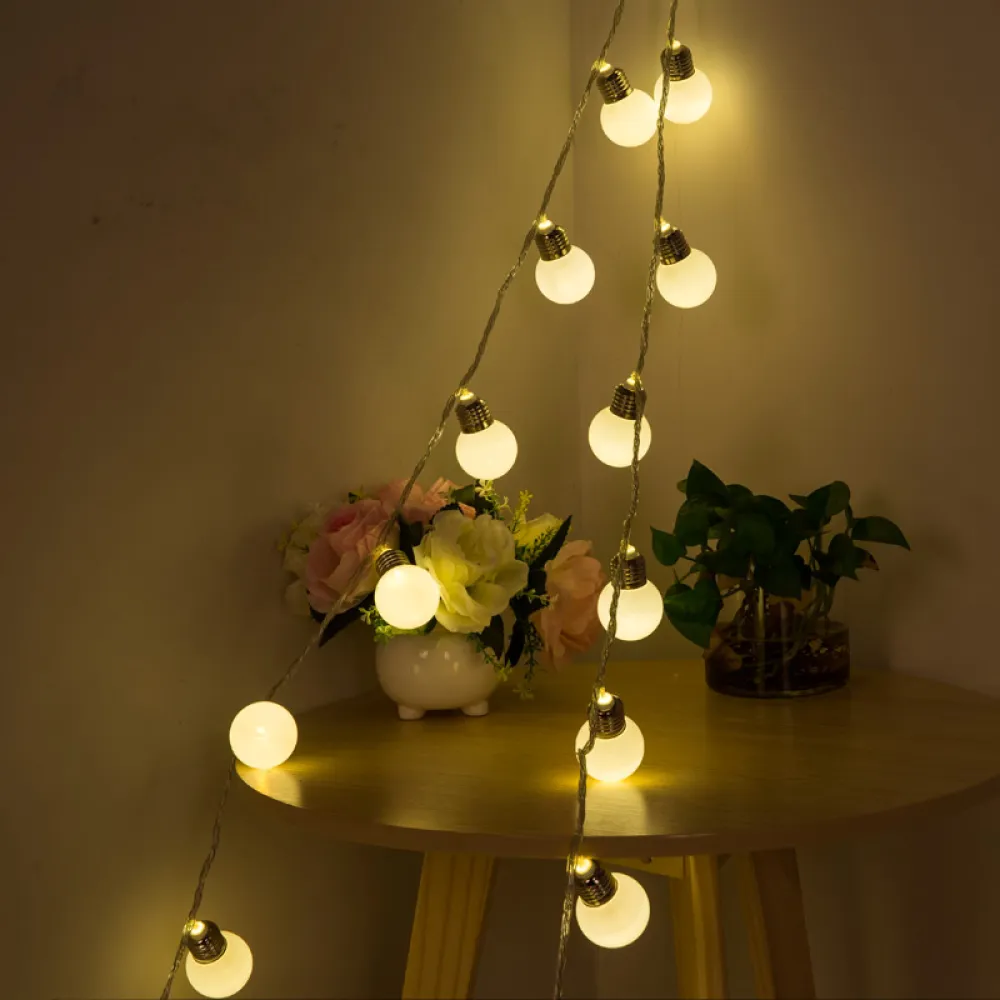 Ghirlanda Luminoasa Decorativa 5M cu 30 LEDuri Mate, Cablu Transparent, Lumina Calda