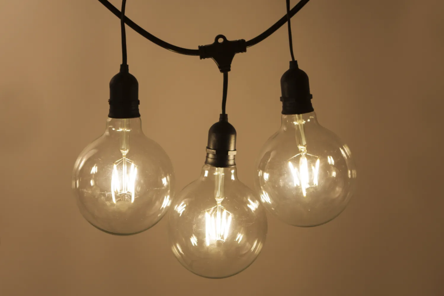 Ghirlanda Luminoasa 15M cu 15 Becuri LED Mari, E27, 6W, Cablu Negru cu Pendul, Lumina Foarte Calda, Conectabila 195M, de Exterior