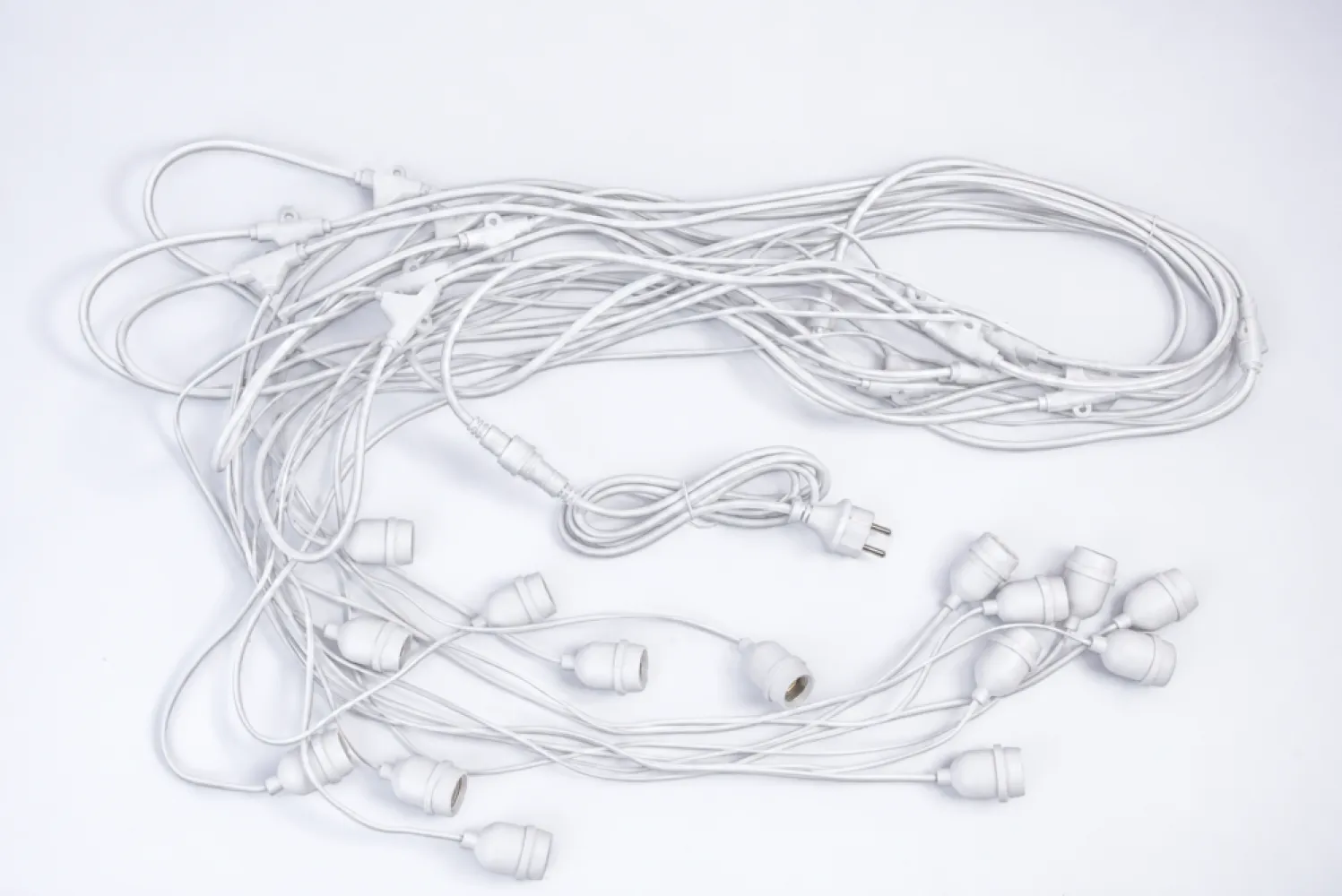 Ghirlanda Luminoasa 15M cu 15 Becuri LED Retro cu 9 LEDuri, 1W, din Plastic, E27, 1W, Pendul Variabil 0.5 si 1M, Cablu Alb, Lumina Calda, Conectabila 240M, de Exterior