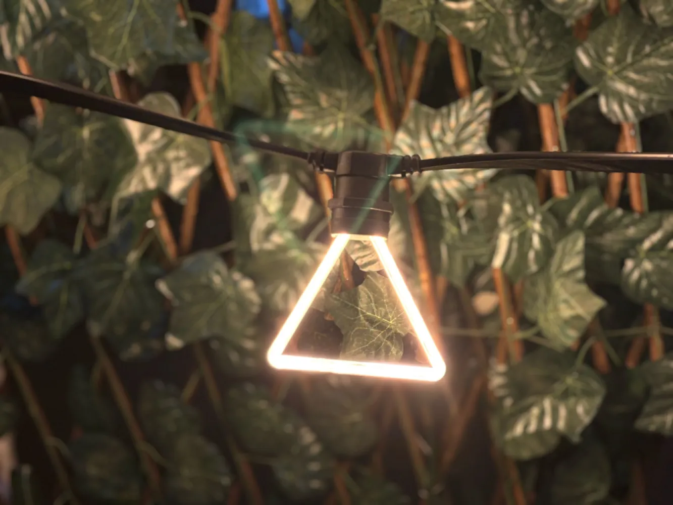 Ghirlandă Luminoasă 30M cu 30 Becuri Bec LED cu Efect Neon 4W, din Plastic, Dimabil, E27, Triunghi, Lumina Foarte Calda, de Exterior, Cablu Negru fără Pendul.