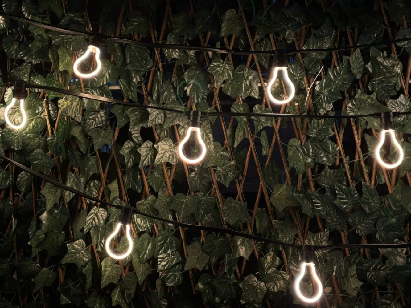 Ghirlandă Luminoasă 130M cu 130 Becuri Bec LED cu Efect Neon 4W, din Plastic, Dimabil, E27, Patrat, Lumina Foarte Calda, de Exterior, Cablu Negru fără Pendul.