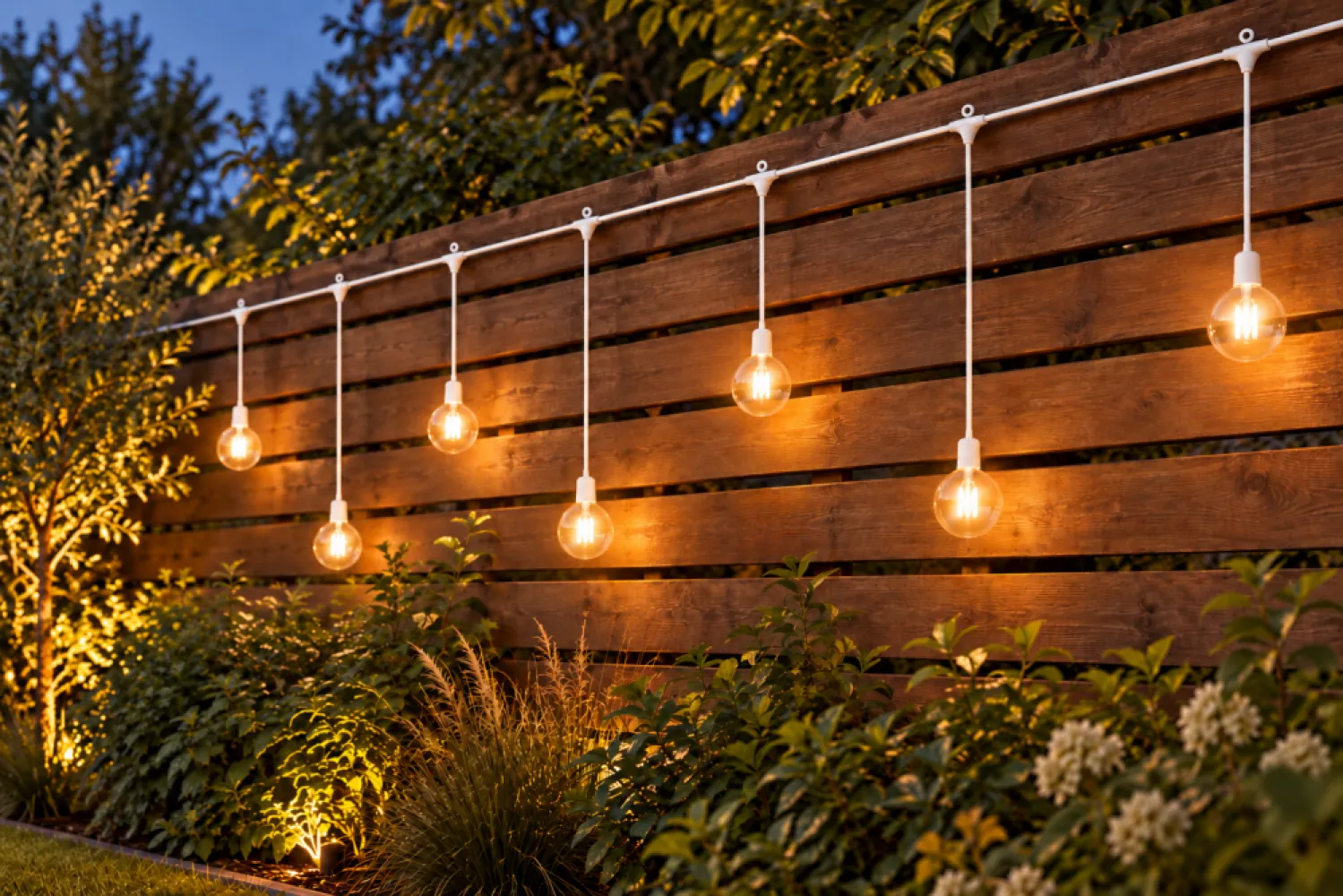 Cablu Ghirlanda Luminoasa 15M cu 15 Fasunguri E27, Cablu Alb cu Pendul Variabil 0.5 si 1M, Conectabil 1000W, de Exterior