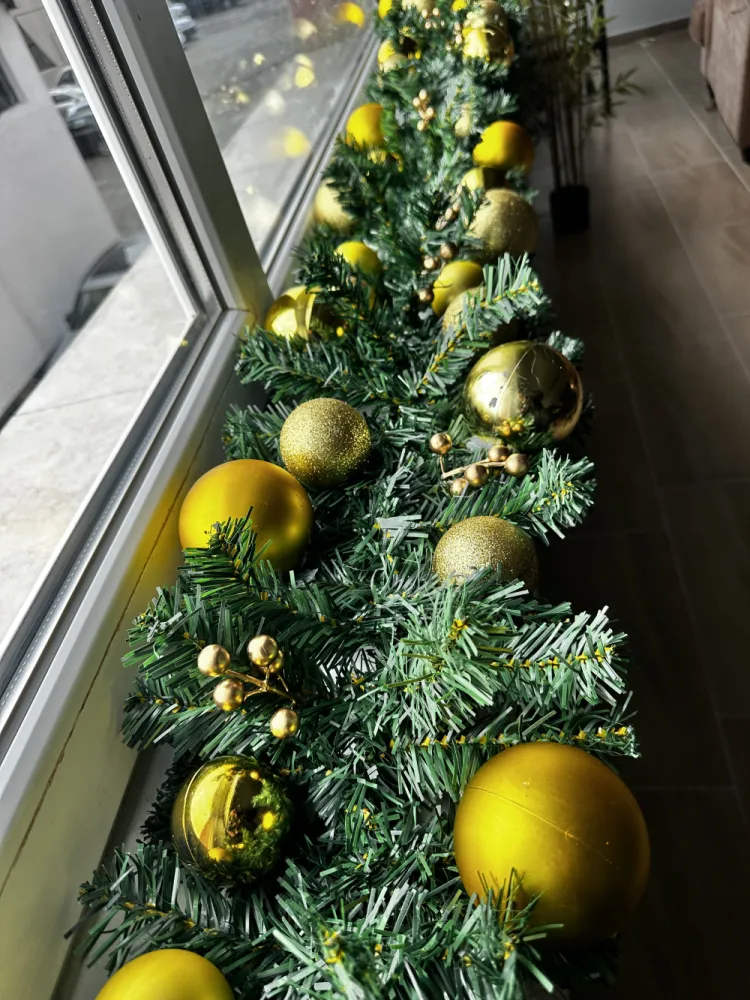 Ghirlanda cu Brad Artificial cu 42 Globuri Aurii si 12 Decoratiuni Aurii, 2.7M Lungime, 260 Ramuri, de Exterior