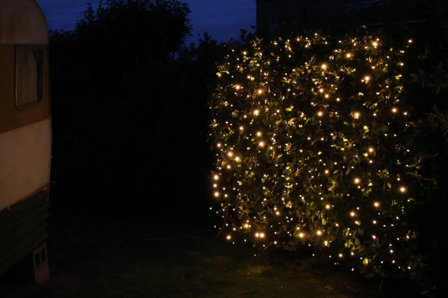 Perdea Luminoasa 3M x 2M, 340 LEDuri Mari, Cablu Negru, Lumina Calda, Conectabila 15M, de Exterior