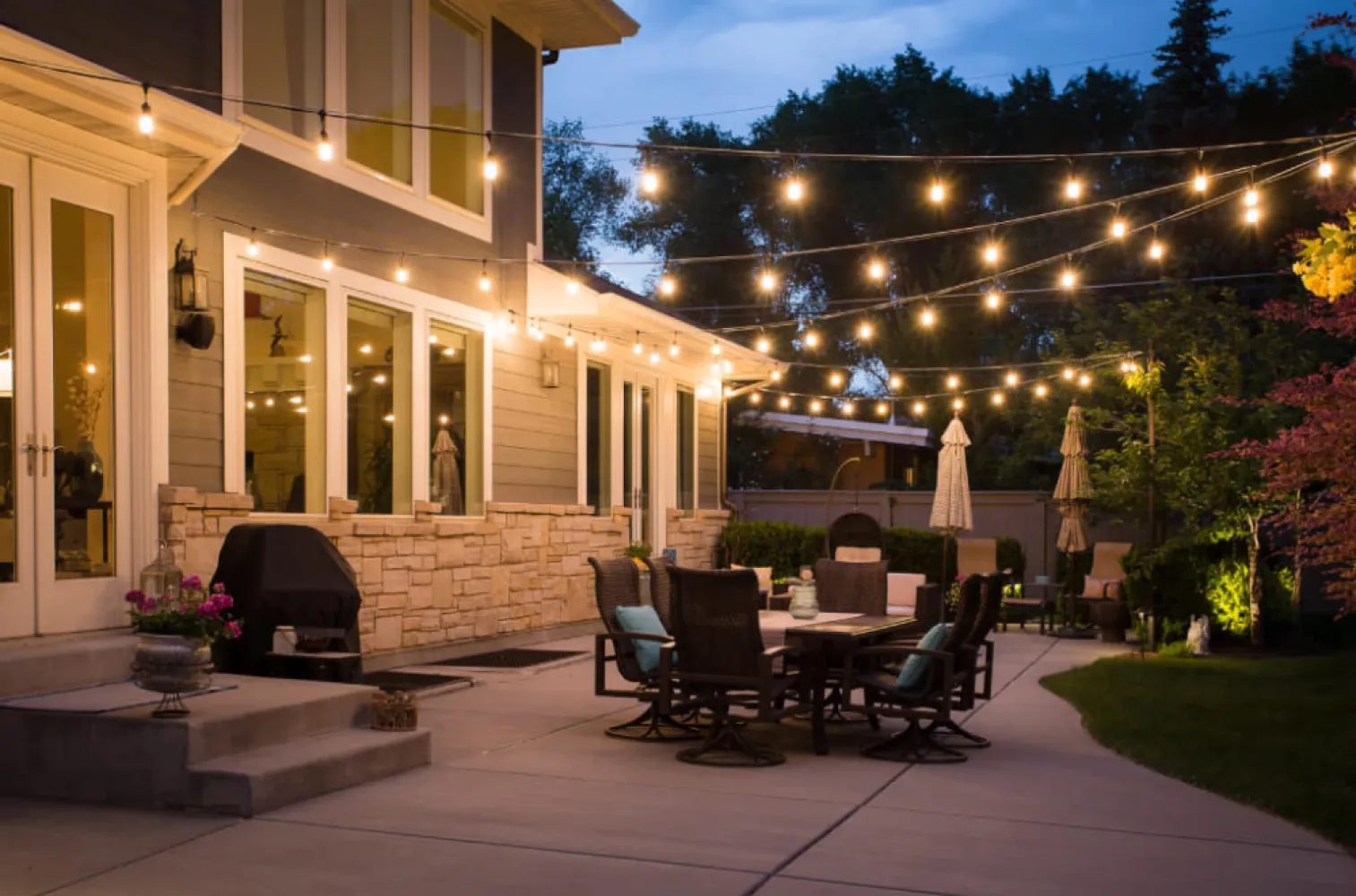Ghirlanda Luminoasa 100M cu 200 Becuri LED, E27, 2W, Dimabile, Cablu cu Pendul Negru, Lumina Calda, Conectabila 200M, de Exterior