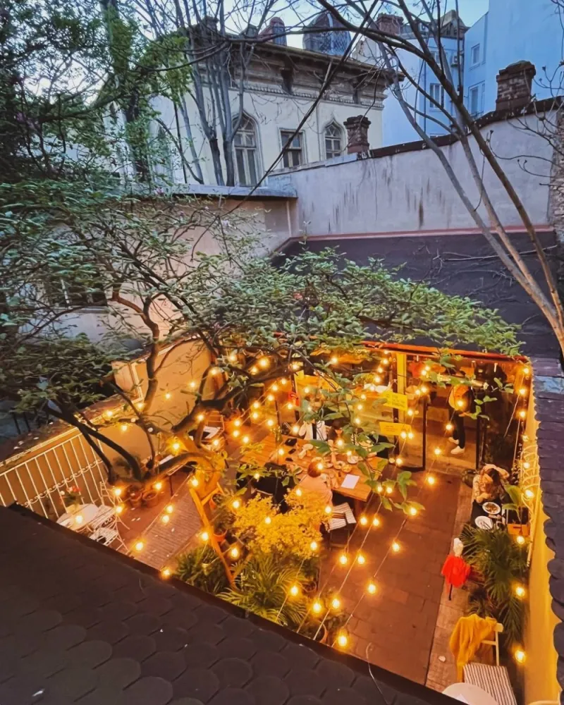 Ghirlanda Luminoasa 100M cu 200 Becuri LED, E27, 2W, Dimabile, Cablu cu Pendul Negru, Lumina Calda, Conectabila 200M, de Exterior