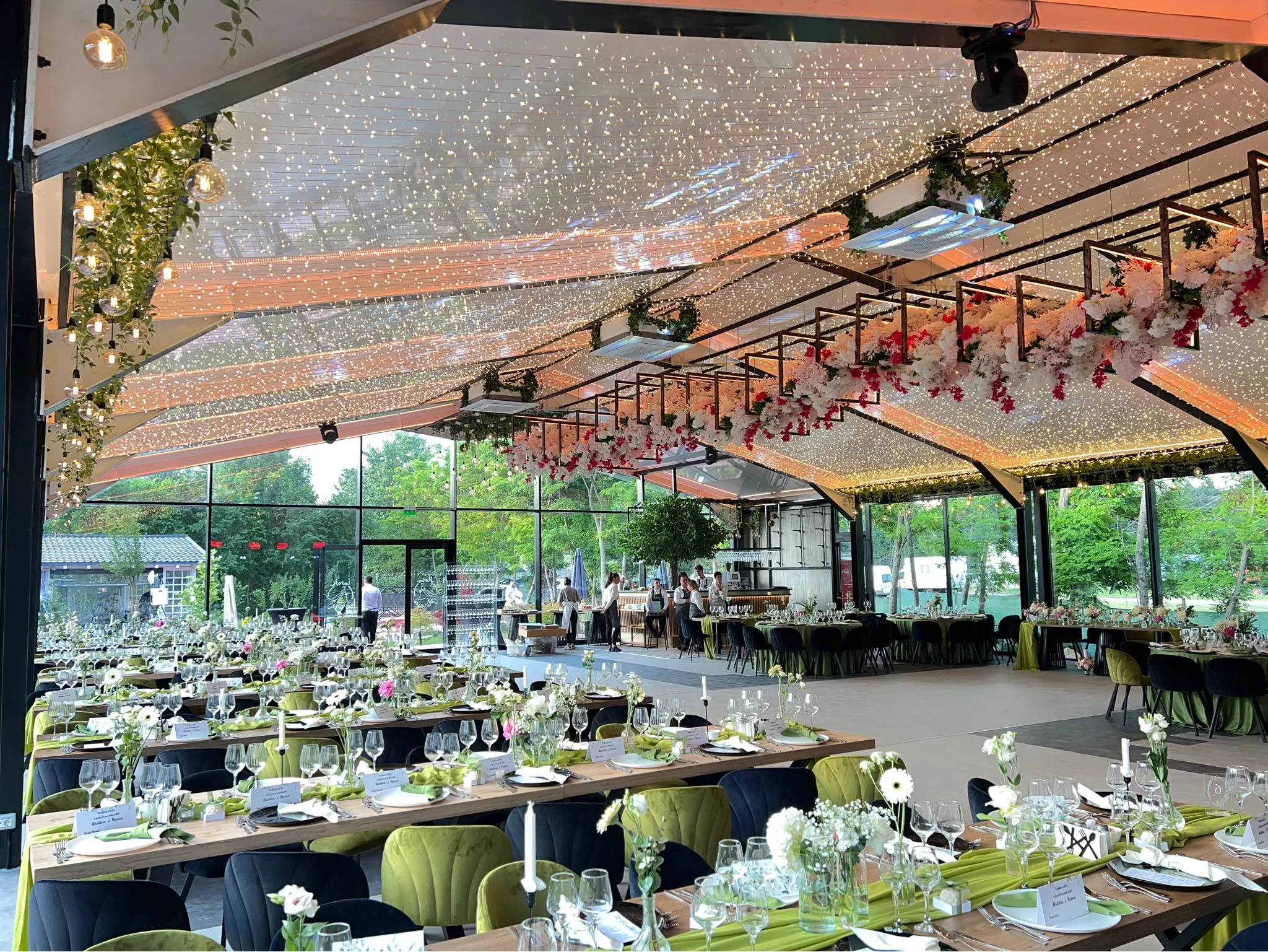 Proiect Restaurant Hora Miresei - perdele luminoase pentru evenimente cu decor spectaculos